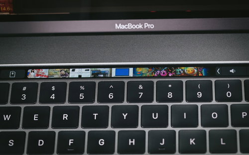 タッチバーに画像を表示させるMacBook Pro