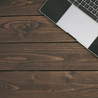 木目のテーブルに置かれたPCとスマホの写真