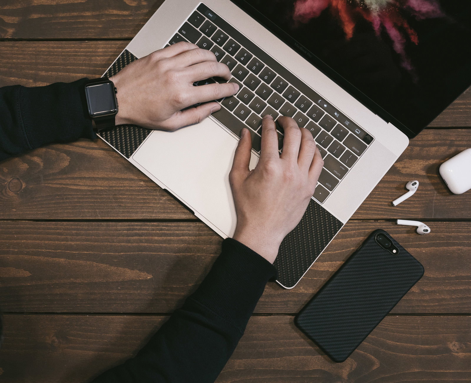MacBookをタイピングするノマドワーカーの手元