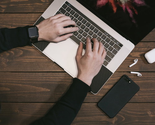 テーブルで作業中のノマドワーカー