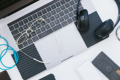 ノートパソコンの上に眼鏡とヘッドフォンを置いて一休み