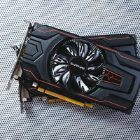 低電力グラフィックボード2台の並び配置とヒートシンクの写真