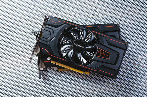 低電力グラフィックボード2台の並び配置とヒートシンク