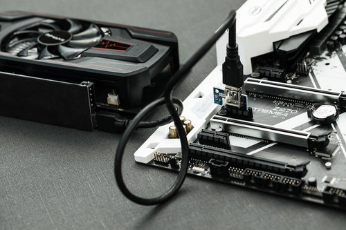 マザーボードに複数のライザーカードを取り付けるGPUマイニング作業