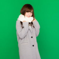 白いマフラーを巻いたグレーコート女子（グリーンバック）の写真
