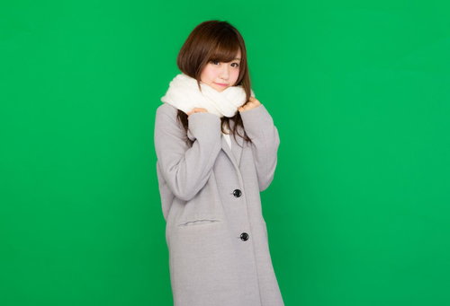 白いマフラーを巻いたグレーコート女子（グリーンバック）
