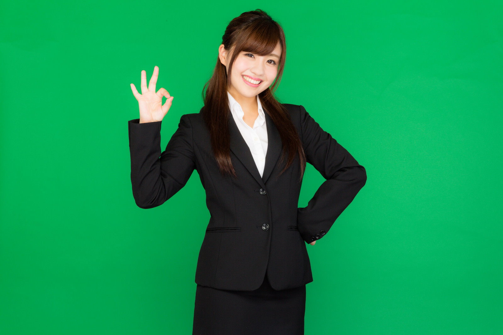 スーツ姿の女性がOKサインで笑顔を見せる（グリーンバック）［モデル：河村友歌］