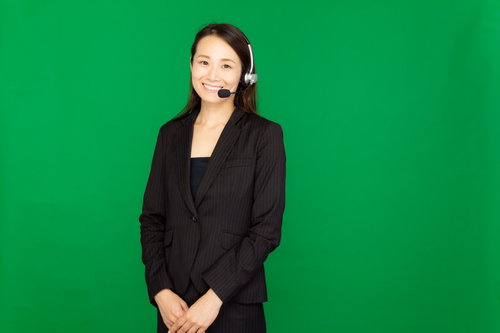 ヘッドセットを装着したコールセンター女性のグリーンバック