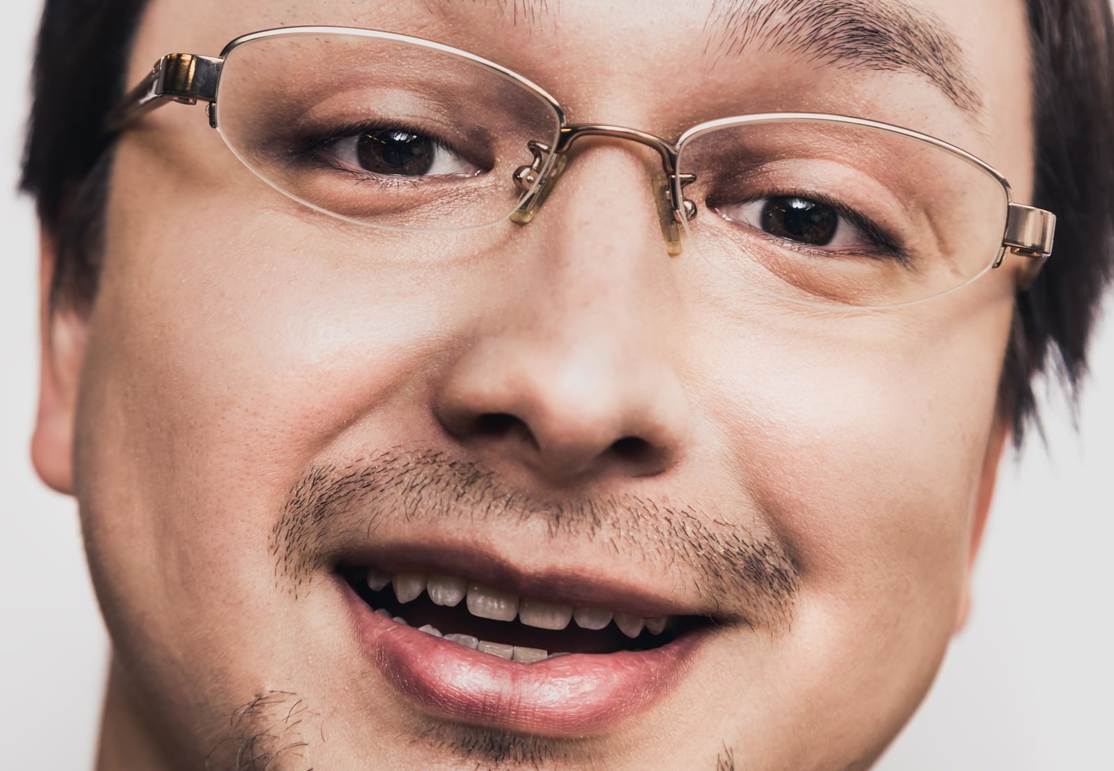 顔が異常に近い眼鏡の男性のクローズアップ［モデル：Max_Ezaki］