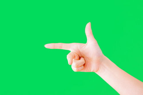フレミングの右手の法則を示す指差しポーズ（グリーンバック）の写真