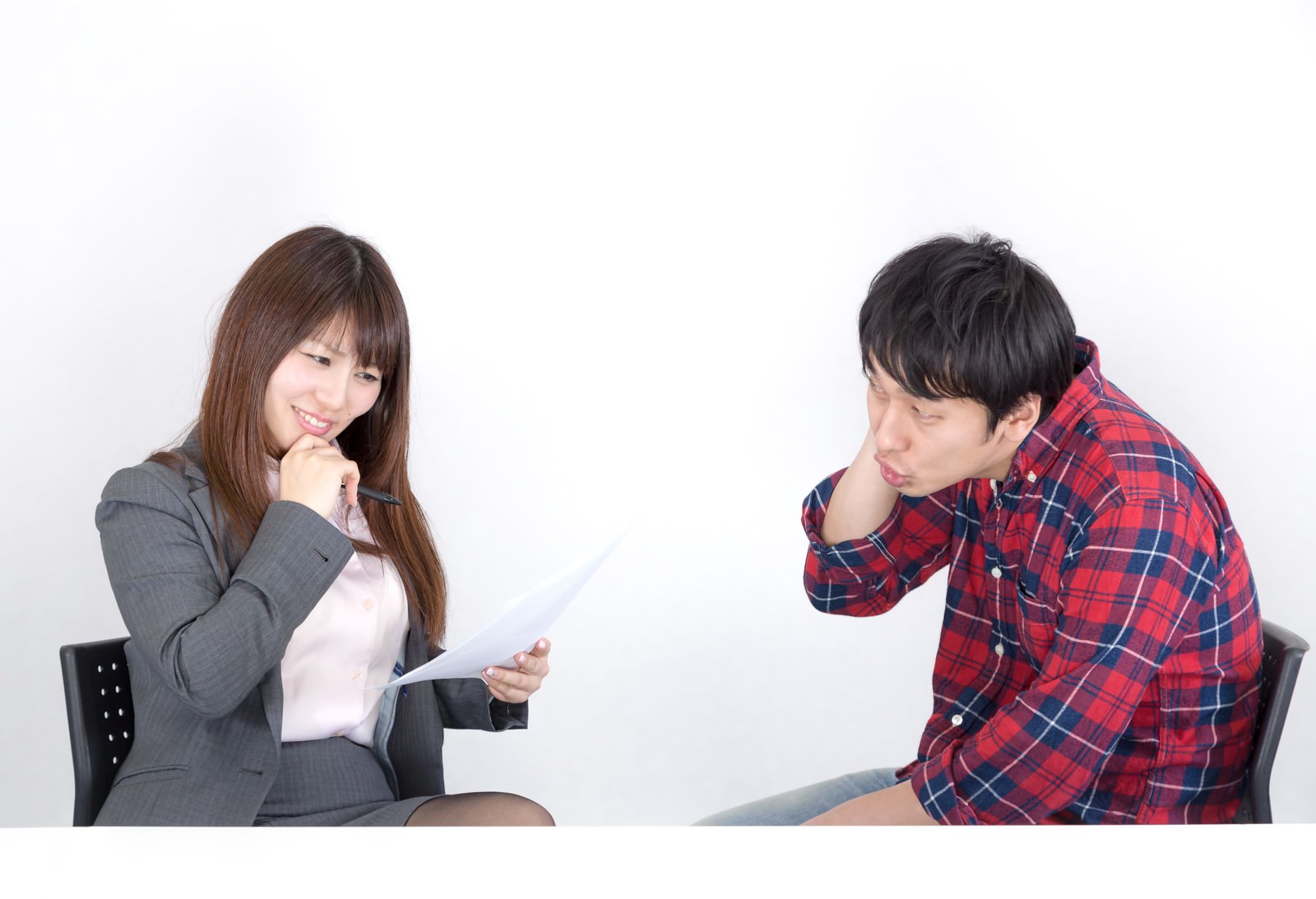 ダメ出しを受けるデザイナーのカルタシーン［モデル：大川竜弥 Lala］