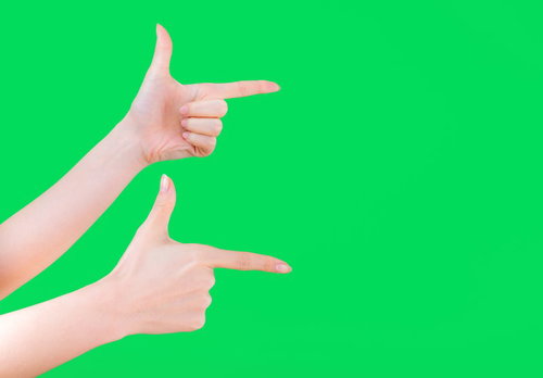 グリーンバックで両手を広げて指をさすゲッツポーズ