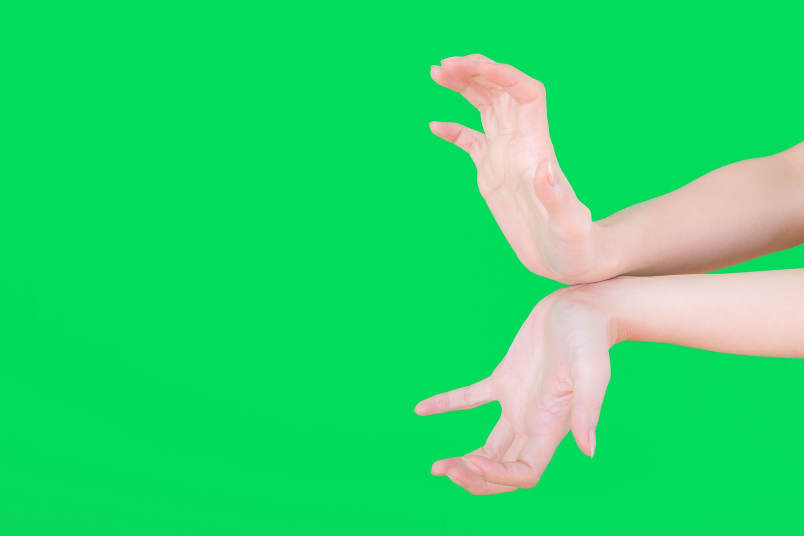 グリーンバック前で波動拳ポーズをする両腕のクローズアップ［モデル：MOA］
