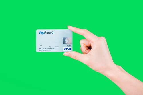 クレジットカードを持つ手（グリーンバック）の写真