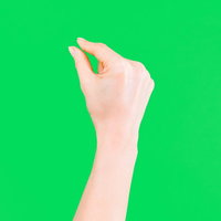 グリーンバックを背景にしたピンチイン操作をする手の写真