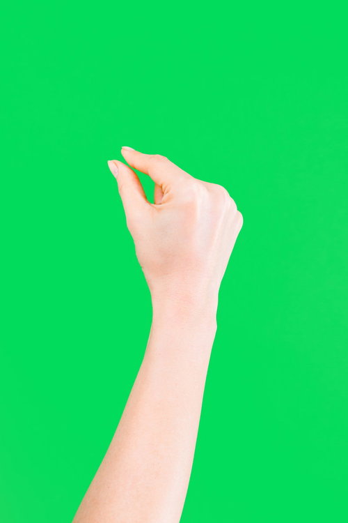 グリーンバックを背景にしたピンチイン操作をする手の写真