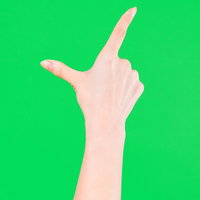 グリーンバック背景でのピンチアウト操作をする手の写真