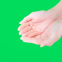 両手でそっと何かをすくう手のグリーンバック撮影の写真
