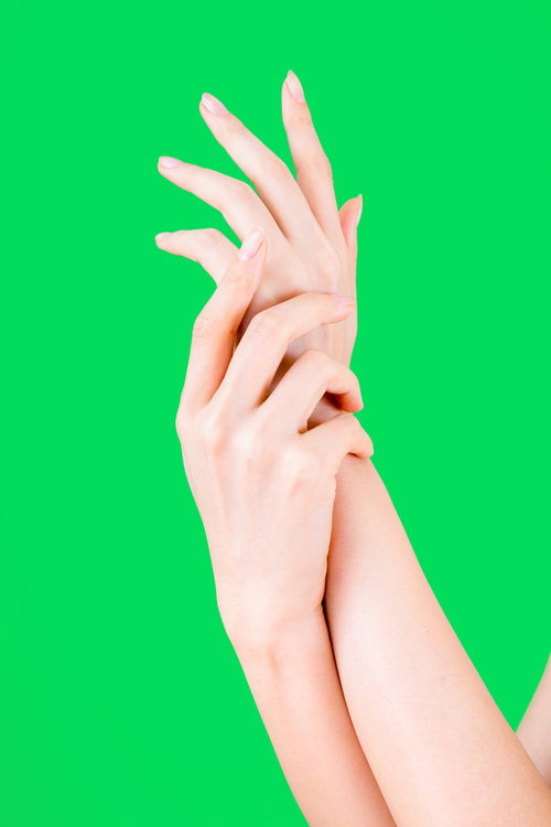 グリーンバックを背景にしたハンドモデルの手タレの写真