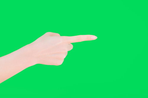 横から右方向を指をさす手のジェスチャー（グリーンバック）の写真