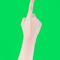 グリーンバックの前で人差し指でタップするハンドモデルの写真