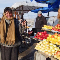 道端に果物を並べて販売する露天商のグルジア人の写真