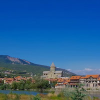 石壁と木製バルコニーが特徴的なグルジアの古い建物の写真