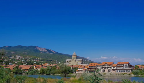 石壁と木製バルコニーが特徴的なグルジアの古い建物