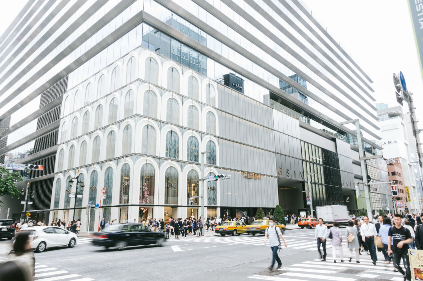 銀座ギンザシックス前を行き交う人々と白い外観の建物