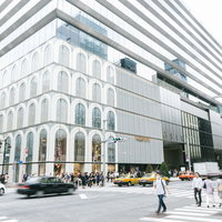 人通りの多いギンザシックス前の銀座の風景の写真