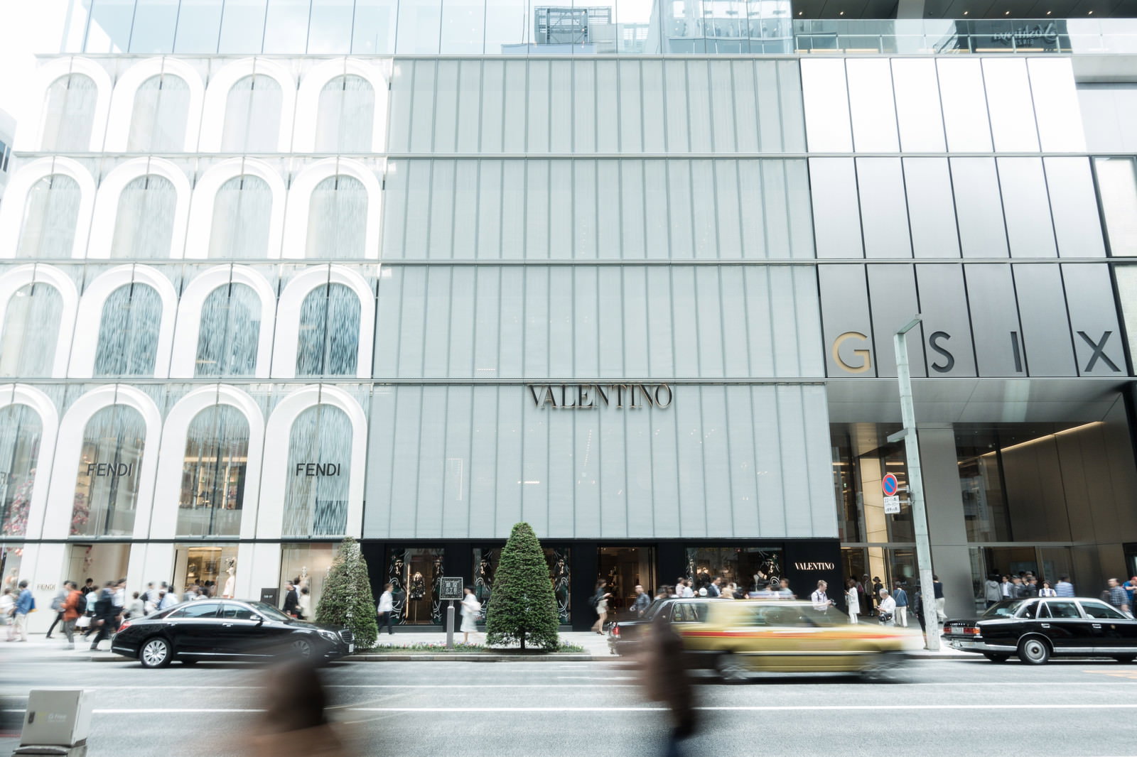銀座GINZA SIXの正面外観と人混み