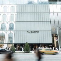 銀座の大型商業施設GINZA SIXの外観と人混みの写真