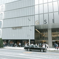 銀座のGINZA SIX前の街並み。東京の繁華街風景の写真