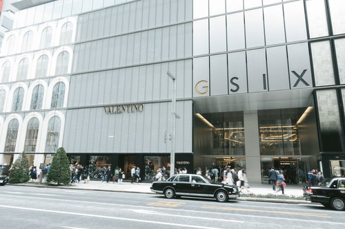 銀座のGINZA SIX前の街並み。東京の繁華街風景