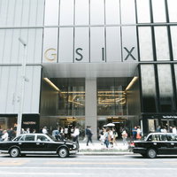 銀座ギンザシックスの正面外観と人通り、都市風景の写真