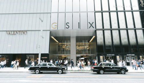 銀座ギンザシックスの正面外観と人通り、都市風景