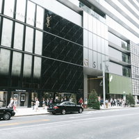 銀座シックス（GINZA SIX）前の繁華街の風景の写真