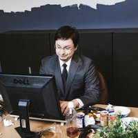 連休明けの仕事ができない人の散らかった机の写真