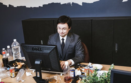 連休明けの仕事ができない人の散らかった机