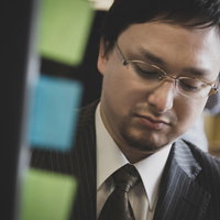 勤務中に株の暴落を知った会社員投資家の写真