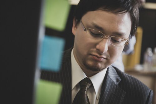 勤務中に株の暴落を知った会社員投資家