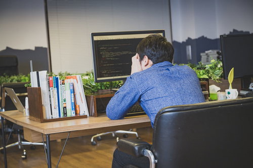 原因不明のエラーに頭がバグるプログラマー