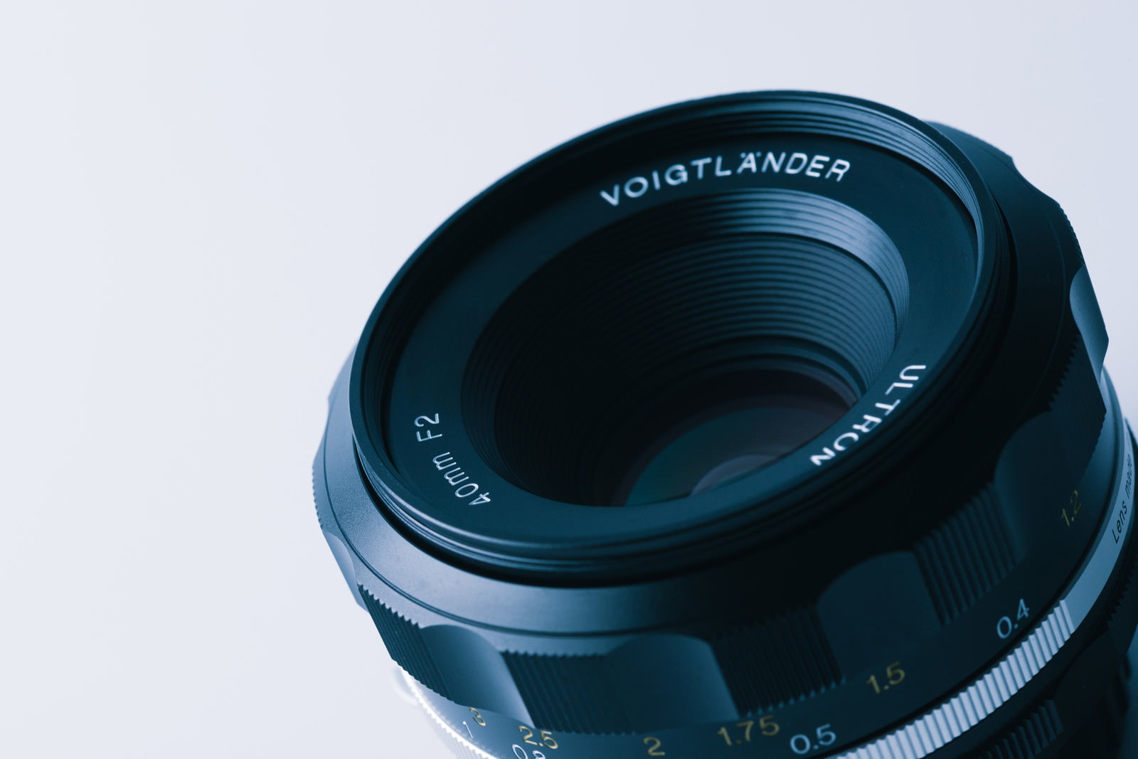 黒いボディに白文字で40mm F2と刻印されたカメラの単焦点レンズ