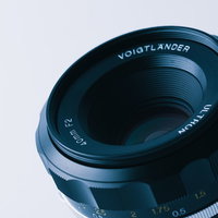 黒いボディの40mm F2単焦点レンズの写真