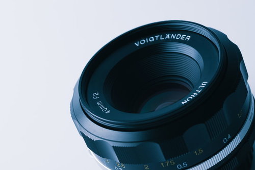 黒いボディの40mm F2単焦点レンズ