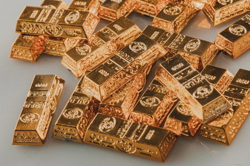 小さいゴールドバーが積み重なる