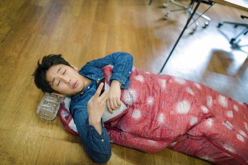 連休中も出勤やむなしで会社泊した男性社員