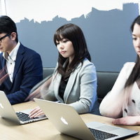 響き渡るタイピング音、ヒビが入るエンターキーの写真