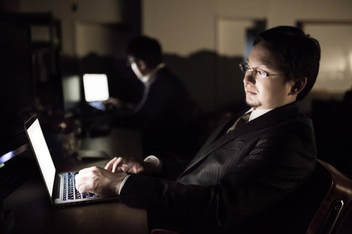 オフィスが手狭過ぎて電源が足りなく、頻繁にブレーカーが落ちる