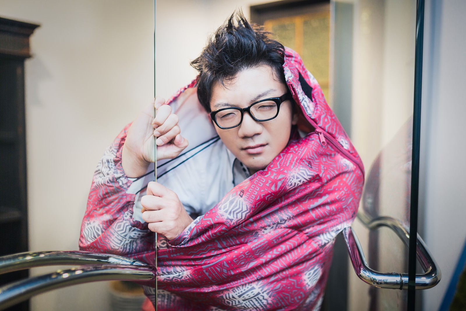 職場で寝袋を巻きつけた男性［モデル：OZPA］